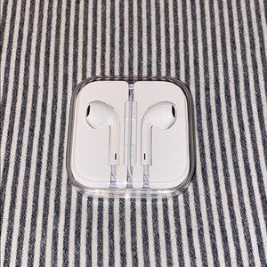 NEW Apple EarPods w/ 3.5 mm Headphone Plug